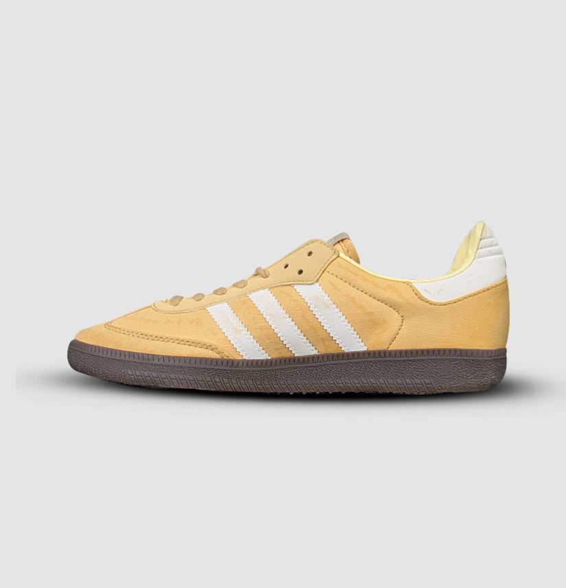 Adidas Samba OG in Water White Gum – unisex sneakers blending heritage football roots with timeless streetwear appeal.