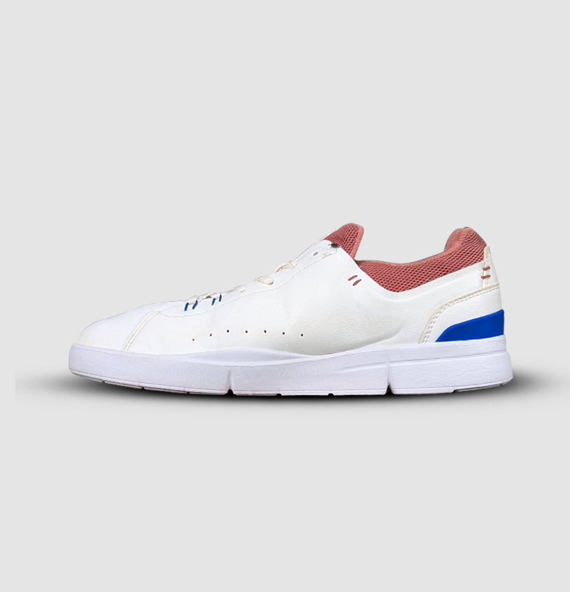 QC On The Roger in White Dust Rose – unisex sneakers combining tennis-inspired design, premium comfort, and modern streetwear appeal.