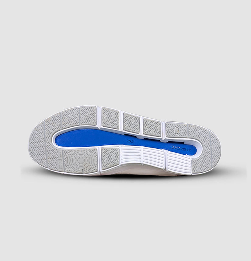 QC On The Roger in White Dust Rose – unisex sneakers combining tennis-inspired design, premium comfort, and modern streetwear appeal.