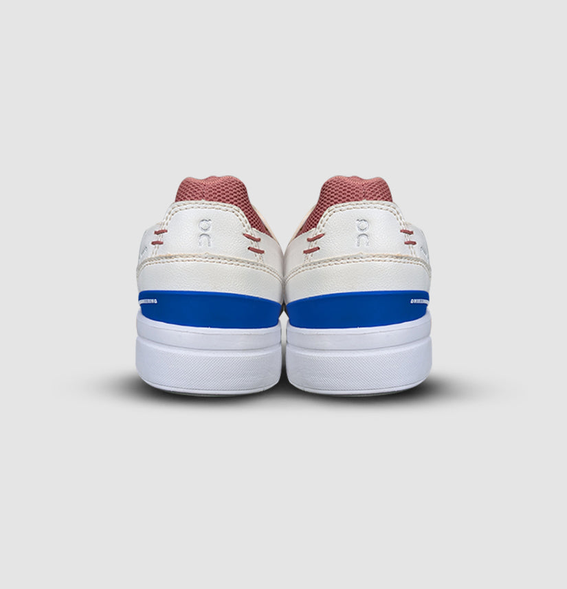 QC On The Roger in White Dust Rose – unisex sneakers combining tennis-inspired design, premium comfort, and modern streetwear appeal.